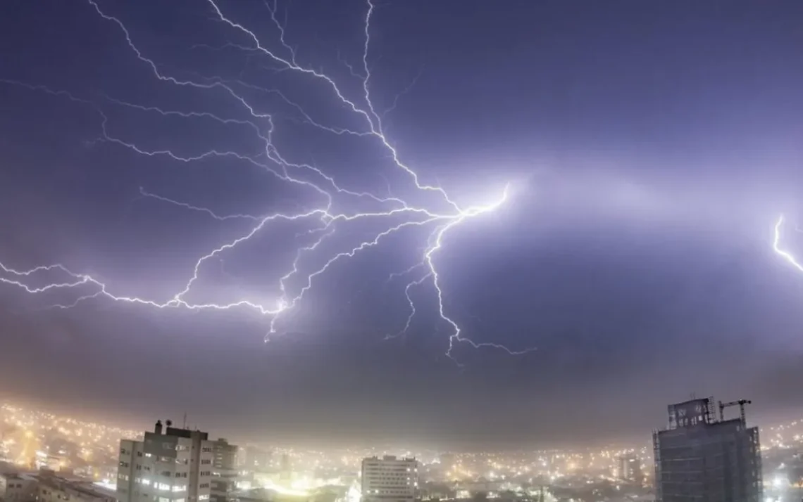 descargas elétricas, tempestades elétricas, relâmpagos