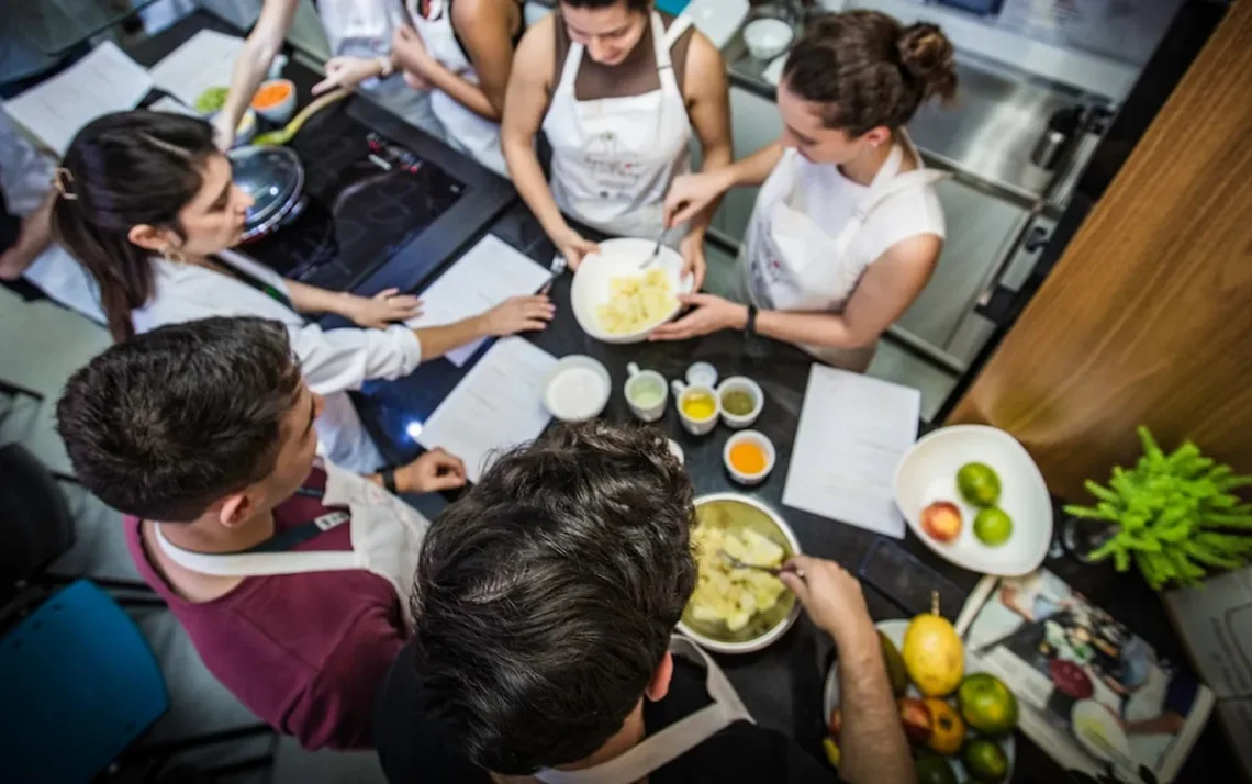 estudantes de medicina, médicos em formação, cozinha de aula;