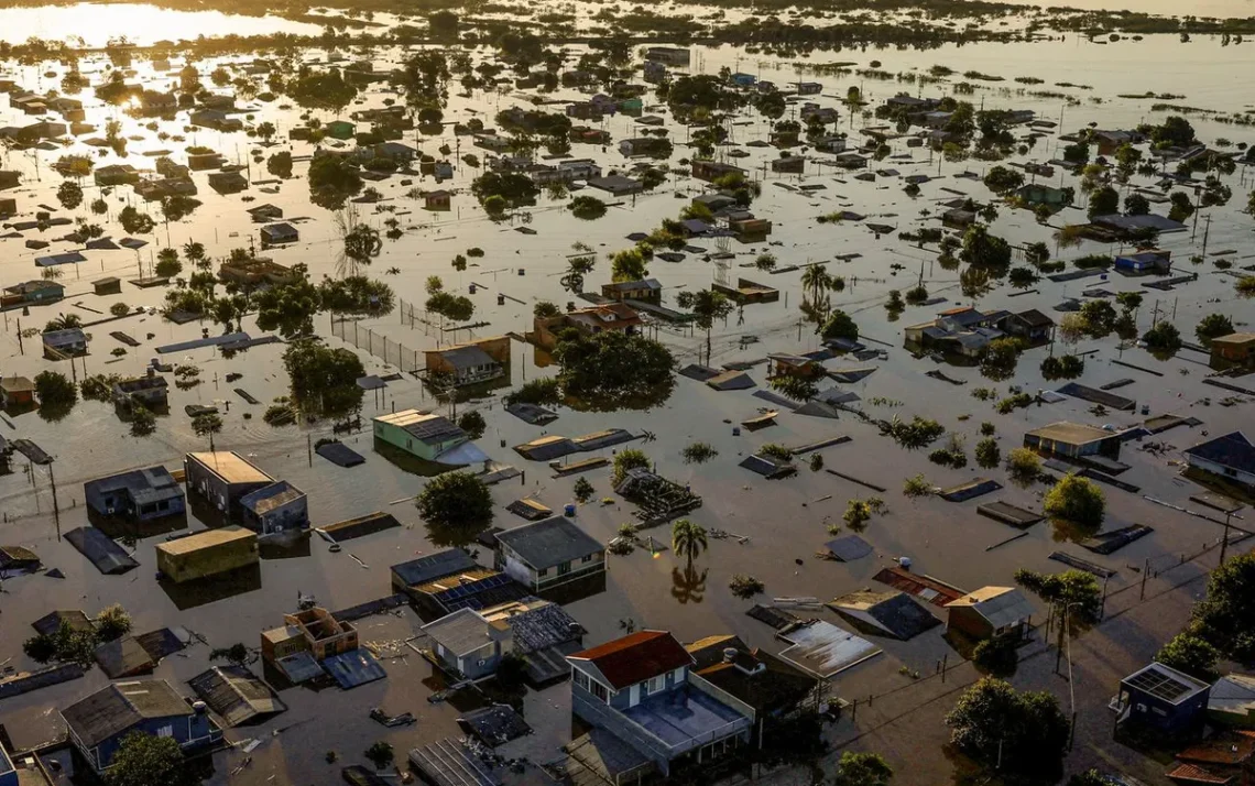 cidade alagada, desabrigada;