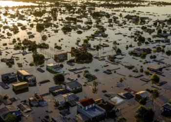 cidade alagada, desabrigada;