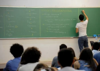 escolas, estatais, instituições, educacionais públicas;